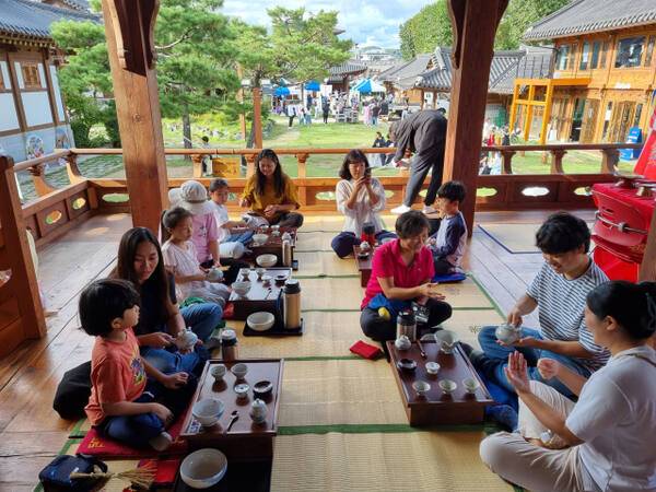 수원전통문화관 예절교육관(홍재마루)에서 시민들이 ‘차 한잔’ 프로그램을 즐기고 있다. 수원문화재단 제공