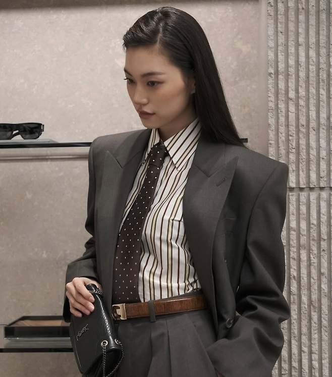 국내에서는 그룹 위키미키 출신의 가수 김도연이 파워숄더 라인의 재킷을 입은 모습이 화제가 되기도 했다. [사진 = 김도연 인스타그랩 캡처]