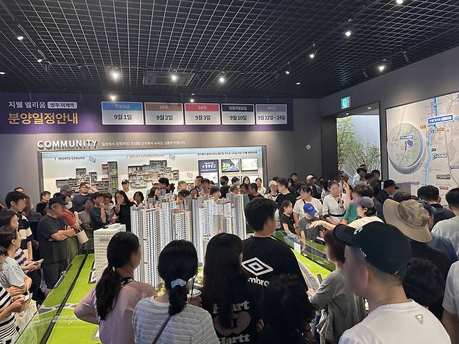 지웰 엘리움 양주 덕계역 견본주택을 찾은 내방객들 모습 [사진 = 신영]