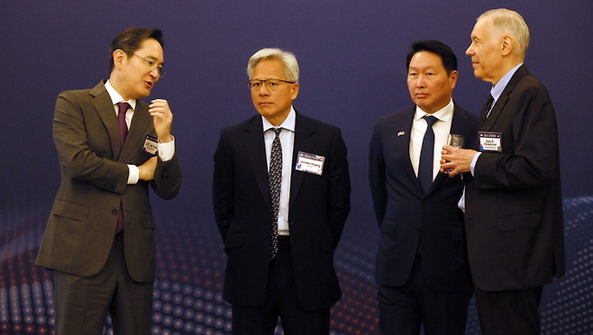 이재용 삼성전자 회장, 최태원 SK그룹 회장, 젠슨 황 엔비디아 CEO, 반도체 장비 세계 1위인 어플라이드머티어리얼즈의 게리 디커슨 CEO가 지난 25일 미국 워싱턴에서 열린 한미 비즈니스 라운드 테이블에서 대화를 하고 있다. [워싱턴 = 김호영 기자]