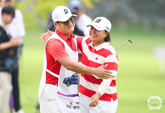 신다인(오른쪽)이 우승을 확정한 뒤 캐디와 함께 기쁨을 나누고 있다.  KLPGA
