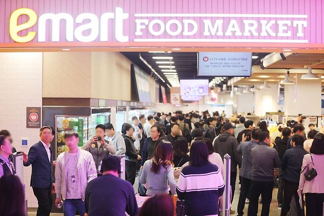 지난 4월 서울 강동구 이마트 푸드마켓 고덕점 오픈 당일 내부 모습 <사진=이마트>
