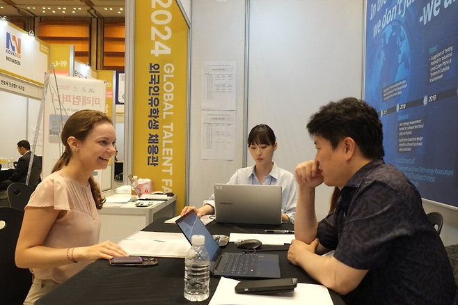 서울 강남구 코엑스에서 지난 5월 열린 ‘글로벌 탤런트 페어 채용 박람회’에서 씽크포비엘 관계자들이 외국인 유학생을 대상으로 면접과 채용 상담을 하고 있다. [사진 = 씽크포비엘]
