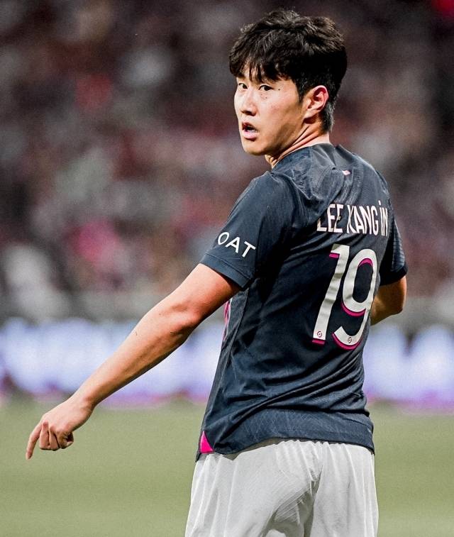 최대한 많은 출전 기회를 갖고 성장해야 할 이강인이다. 그런 그가 벤치에만 있다는 건 큰 손해. 심지어 ‘레퀴프’에 의하면 PSG가 현재 입장을 바꿀 경우 노팅엄은 물론 풀럼과 AC밀란, 나폴리 등도 영입에 관심을 보일 수 있다고 한다. 이전에는 크리스탈 팰리스, 토트넘, 아스날 등이 언급된 바 있다. 여러모로 아쉬운 상황이다. 사진=X