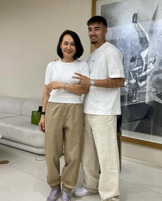 옌스 카스트로프(사진 오른쪽)과 그의 어머니. 사진=옌스 카스트로프 SNS