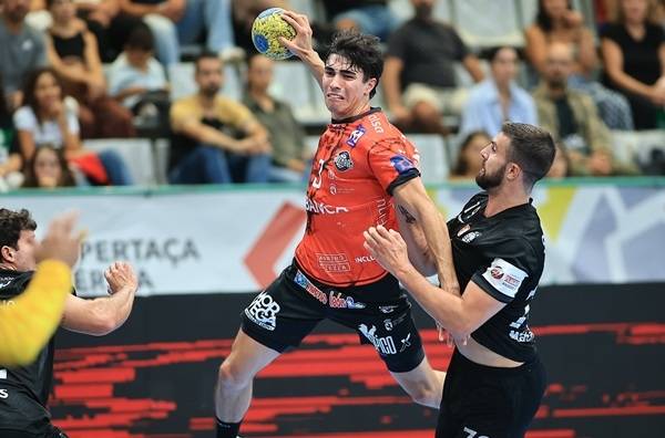 사진 제4회 남자 이베리아 슈퍼컵 준결승 스포르팅 CP와 아데마르 레온 경기 모습, 사진 출처=포르투갈 핸드볼협회