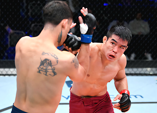 중국 ‘우린펑’ 밴텀급 챔피언 샤오룽이 2021년 10월 미국 네바다주 엔터프라이즈에서 데이나 화이트 UFC 회장 겸 CEO 주최 오디션 Contender Series 시즌5 9주차 경기를 치르고 있다. 사진=TKO