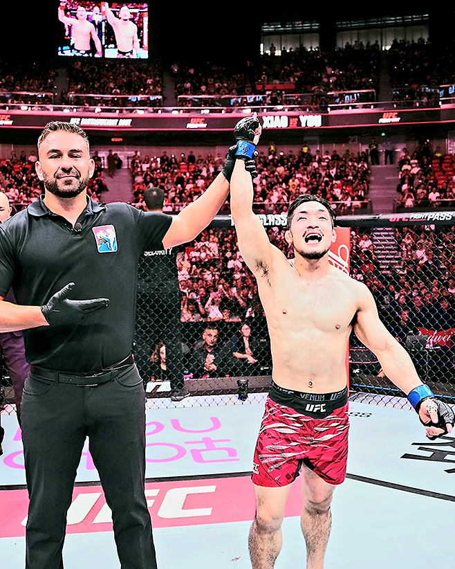 Road to UFC 시즌3 밴텀급 토너먼트 우승자 유수영이 2025년 8월 중국 상하이다우타이에서 UFC 정규 파이터로 데뷔 2연승 달성 선언을 받고 있다. 사진=TKO