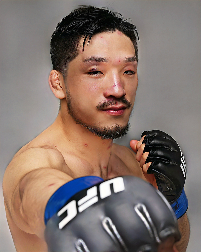 Road to UFC 시즌3 밴텀급 토너먼트 우승자 유수영이 2025년 8월 중국 상하이다우타이에서 UFC 정규 파이터로 데뷔 2연승 달성 기념 촬영을 하고 있다. 사진=TKO