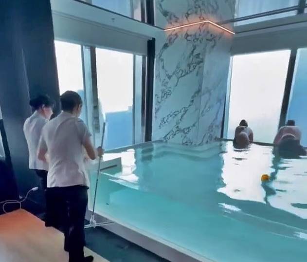 중국 한 5성급 호텔 욕조 물이 아래층으로 새 직원들이 와 물을 퍼내고 있다. /사진=데일리메일 갈무