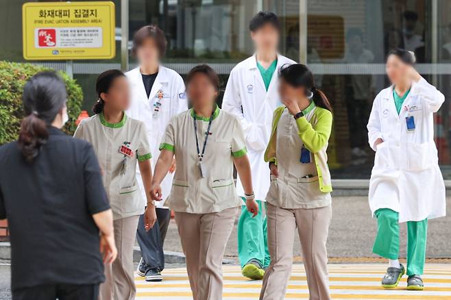 서울 시내 대학병원에서 간호사들이 이동하고 있다. /사진= 뉴시스