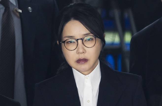 자본시장과 금융투자업에 관한 법률 위반, 정치자금법 위반, 특정범죄 가중처벌 등에 관한 법률 위반(알선수재) 등의 혐의를 받는 윤석열 전 대통령 부인 김건희 씨가 12일 오후 서울 서초구 서울중앙지법에서 열린 구속 전 피의자 심문(영장실질심사)를 마친 뒤 법원을 나서고 있다./사진=뉴시스