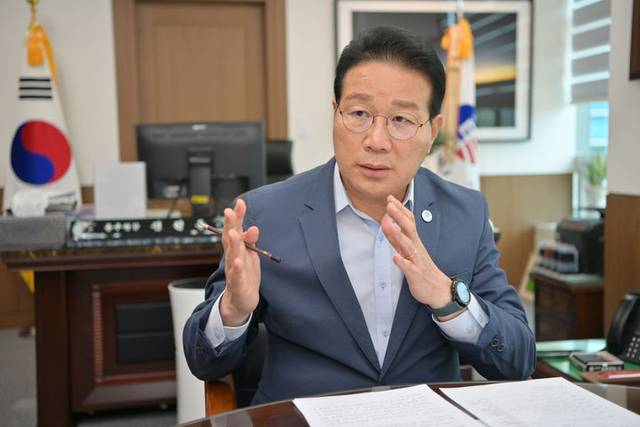 지난 7월 정치자금법 및 공직선거법 위반으로 당선무효에 해당하는 벌금 130만 원을 선고받았던 김진홍 부산 동구청장. 부산 동구청 제공