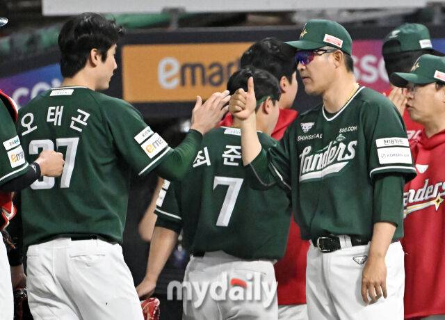 27일 오후 인천광역시 문학동 SSG랜더스필드에서 진행된 '2025 프로야구 KBO리그' SSG랜더스와 한화이글스의 경기. SSG 이숭용 감독이 8-6으로 승리한 뒤 오태곤과 환호하고 있다./마이데일리