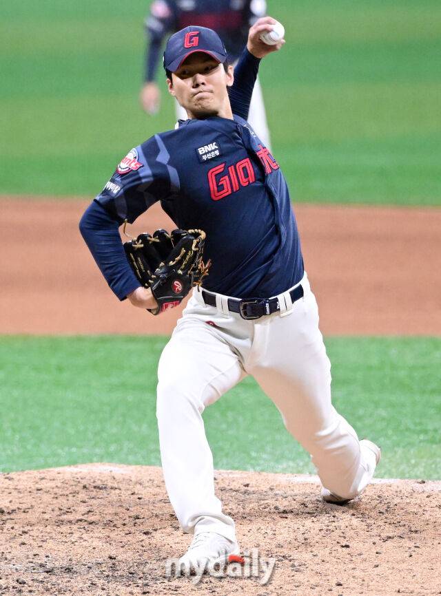 2025년 7월 24일 오후 서울 고척스카이돔에서 열린 '2025 신한 SOL뱅크 KBO 리그' 롯데 자이언츠와 키움 히어로즈의 경기. 롯데 홍민기가 9회말 구원등판해 역투하고 있다./마이데일리
