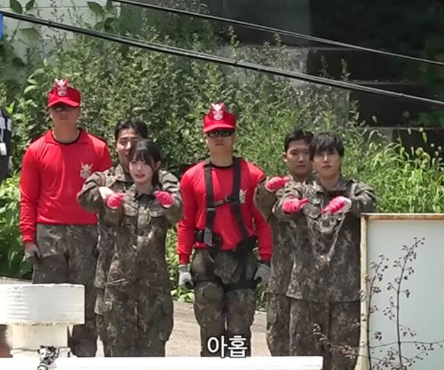 장원영 이외 다른 훈련생들도 목장갑을 거꾸로 끼고 있었다. / 유튜브 '전과자'