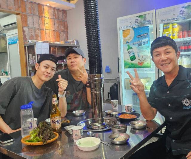 '1박2일' 촬영 후 고깃집에서 세 사람이 회식을 즐겼다. / 조세호 소셜미디어