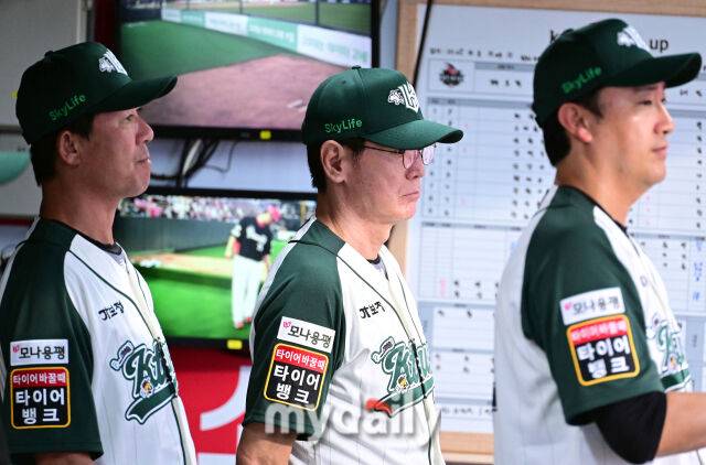 2025년 8월 29일 오후 경기도 수원KT위즈파크에서 열린 '2025 신한 SOL뱅크 KBO 리그' KIA 타이거즈와 KT 위즈의 경기. KT 이강철 감독이 지켜보고 있다./마이데일리