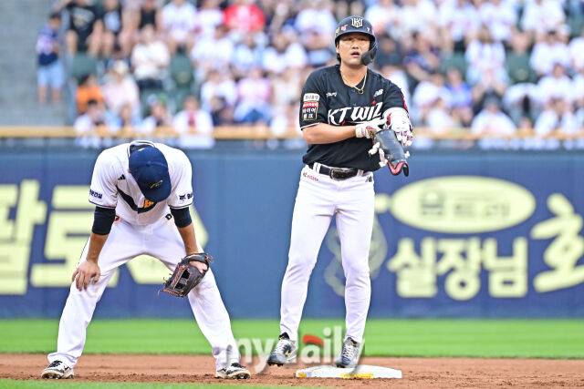 6일 서울 잠실야구장에서 열린 '2025 신한 SOL BANK KBO리그' KT 위즈와 두산 베어스 경기. KT 김상수가 4회초 2사에 2타점 적시 2루타를 친 후 기뻐하고 있다./마이데일리