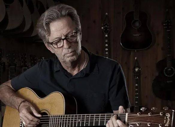 에릭 클랩튼의 어쿠스틱 라이브 음반 ‘언플러그드’(Unplugged)에서도 ‘레일라’의 음악적 완성도는 깨지지 않는다. 곡의 가장 강력한 무기로 보였던 전기의 질감을 없애고 속도를 반으로 줄여 호흡을 길게 가져가도록 구성과 구조를 바꿔도 중심은 흔들리지 않는다. 첫 머리의 동기(動機)가 다른 음색과 리듬 속으로 변환될 때조차도 감상자는 매번 같은 자리에 도달하며, 반복되는 청취 속에서 모습을 드러내는 건 음향의 볼륨과 형식이 아닌 즉각적인 납득과 감정의 논리다.  [라이브네이션코리아 홈페이지 캡처]