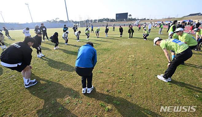 [광주=뉴시스] 김혜인 기자 = 뉴시스광주전남본부·엠디에스앤씨가 주최하고 나주마라톤동호회가 주관한 '제10회 나주영산강마라톤대회'가 열린 7일 오전 전남 나주종합스포츠파크에서 참가자들이 준비 운동을 하고 있다. 2024.04.07. hyein0342@newsis.com