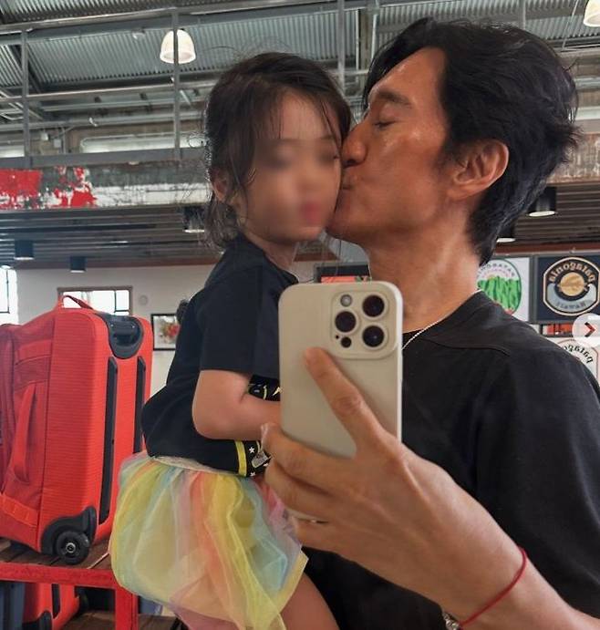 [서울=뉴시스] 배우 신현준(56)이 지난 3월 늦둥이 딸과의 근황을 공개했다. (사진=신현준 인스타그램 캡처) 2025.03.14. photo@newsis.com  *재판매 및 DB 금지