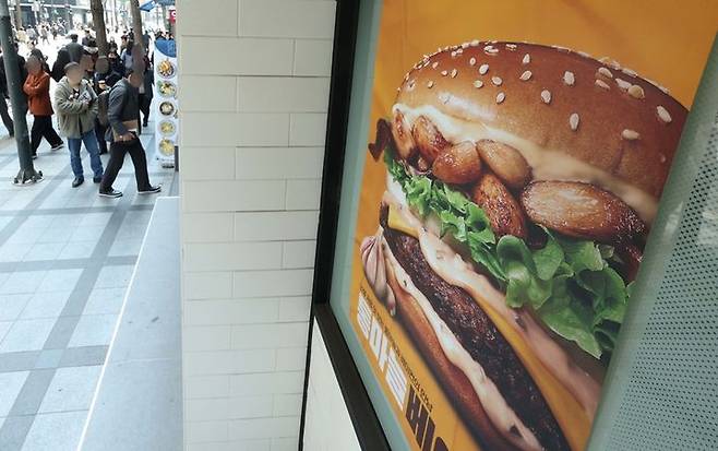 [서울=뉴시스] 서울의 한 버거 매장 앞으로 시민들이 지나가고 있다. 해당 사진은 기사 내용과 관련이 없습니다. (사진=뉴시스DB) bjko@newsis.com *재판매 및 DB 금지