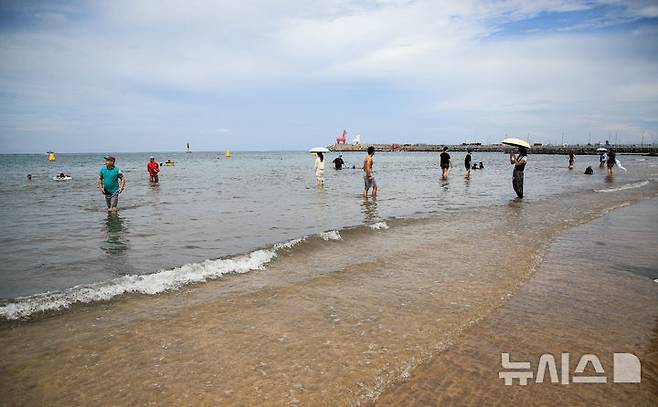 [제주=뉴시스] 우장호 기자 = 제주 도내 12개 지정해수욕장이 폐장하는 31일 오후 제주시 이호테우해숙장이 평소 주말보다 찾는 이가 없어 한산한 모습을 보이고 있다. 2025.08.31. woo1223@newsis.com