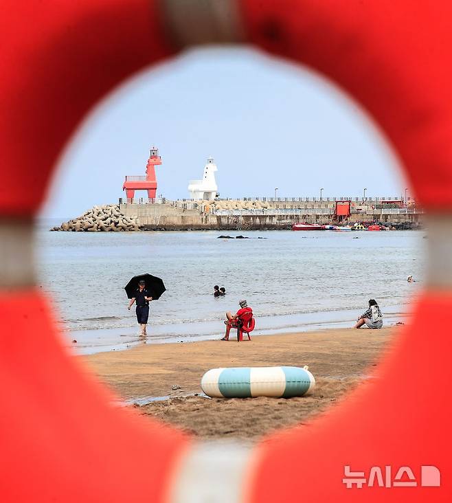 [제주=뉴시스] 우장호 기자 = 제주 도내 12개 지정해수욕장이 폐장하는 31일 오후 제주시 이호테우해숙장이 평소 주말보다 찾는 이가 없어 한산한 모습을 보이고 있다. 2025.08.31. woo1223@newsis.com