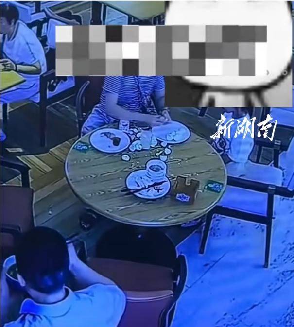 [뉴시스] 중국 산시성의 한 호텔 식당에서 투숙객 여성이 계란 껍질을 까는 모습. (사진=시나닷컴) 2025.8.31 *재판매 및 DB 금지