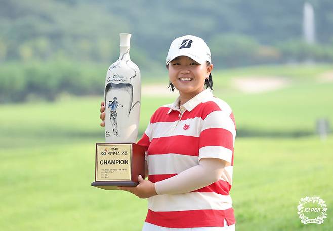 [서울=뉴시스] 홍효식 기자 = 31일 경기 용인 써닝포인트 컨트리클럽에서 열린 '제14회 KG 레이디스 오픈' 파이널라운드 우승자 신다인이 포즈를 취하고 있다. (사진=KLPGA 제공) 2025.08.31. photo@newsis.com *재판매 및 DB 금지