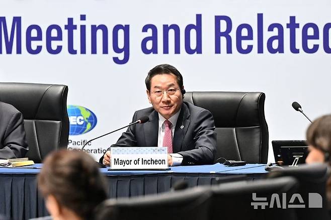 [인천=뉴시스] 유정복 인천시장이 12일 송도컨벤시아에서 열린 'APEC 여성경제회의'에서 환영사를 하고 있다. (사진=인천시 제공) 2025.08.12. photo@newsis.com
