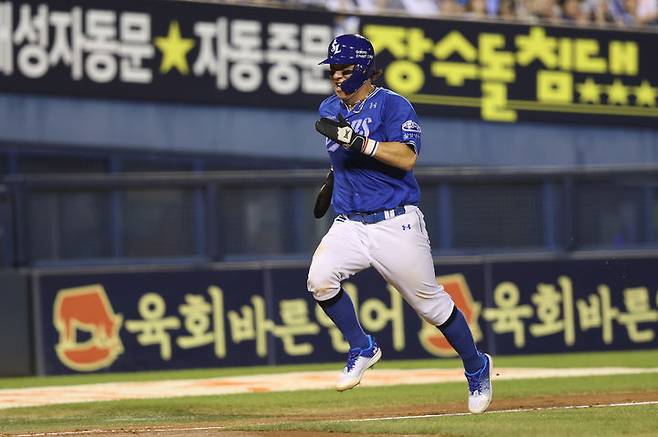 [서울=뉴시스] 조성우 기자 = 프로야구 삼성 라이온즈의 포수 강민호가 KBO리그 역대 최고령 1000득점 기록을 달성했다. 27일 서울 송파구 잠실야구장에서 열린 KBO리그 삼성 라이온즈와 두산 베어스의 경기에서 강민호가 5회 홈으로 쇄도하고 있다. 이날 40세 9일인 강민호는 역대 최고령으로 1000득점 고지를 밟았다. 종전 기록은 2008년 이종범(당시 KIA 타이거즈)이 세운 38세 9개월21일이다. (사진=삼성 라이온즈 제공) 2025.08.27. photo@newsis.com *재판매 및 DB 금지