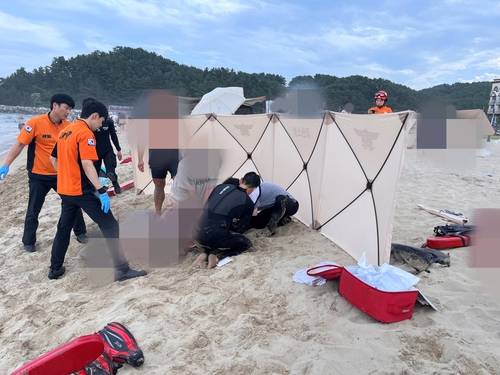 하조대 해수욕장에서 심폐소생술(CPR) 하는 강릉해경과 소방 당국 [강릉해양경찰서 제공]