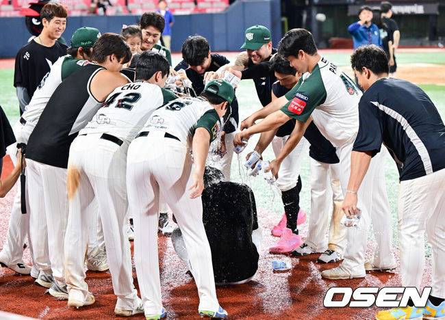[OSEN=수원, 박준형 기자] 프로야구 KT 위즈가&nbsp;KIA 타이거즈를 꺾고 전날 패배를 설욕했다.&nbsp;&nbsp;KT는 30일 수원 KT위즈파크에서 열린 2025 KBO리그&nbsp;KIA와 경기에서 8-2로 승리했다.&nbsp;경기종료 후 데뷔 첫 선발승 거둔 KT 문용익이 동료들에게 축하 물세례를 받고 있다.   2025.08.30 / soul1014@osen.co.kr