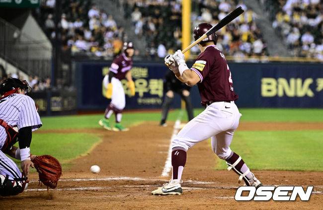 OSEN=잠실, 조은정 기자]프로야구 LG 트윈스가 타석의 폭발과 함께 주말 3연전 1승 1패 균형을 맞췄다.&nbsp;LG는 30일 서울 잠실구장에서 열린 ‘2025 신한은행 SOL Bank KBO리그’ 키움 히어로즈와의 경기에서 6-5로 승리했다. 리그 1위를 달리고 있는 LG는 이날 승리로 2위 한화 이글스에 5.5게임차로 달아났다.9회초 2사 3루 키움 이주형이 LG 유영찬 타구에 몸을 맞고 있다.  2025.08.30 /cej@osen.co.kr