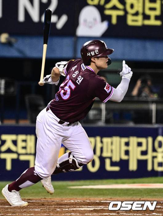 [OSEN=잠실, 조은정 기자]30일 오후 서울 잠실구장에서 ‘2025 신한 SOL Bank KBO리그’ LG 트윈스와 키움 히어로즈의 경기가 열렸다.홈팀 LG는 톨허스트, 방문팀 키움은 박정훈을 선발로 내세웠다.8회초 1사 2,3루 키움 주성원이 2타점 적시타를 날리고 있다. 2025.08.30 /cej@osen.co.kr