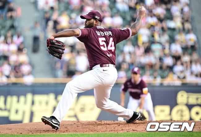 [OSEN=잠실, 조은정 기자]31일 오후 서울 잠실구장에서 ‘2025 신한 SOL Bank KBO리그’ LG 트윈스와 키움 히어로즈의 경기가 열렸다.홈팀 LG는 손주영, 방문팀 키움은 알칸타라를 선발로 내세웠다.1회말 키움 알칸타라가 역투하고 있다. 2025.08.31 /cej@osen.co.kr