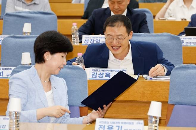 백혜련 위원장과 대화하는 김상욱 의원 - 더불어민주당 사법개혁 특별위원회 김상욱 의원이 27일 서울 여의도 국회의원회관에서 열린 ‘사법권한 분산 및 신뢰 회복을 위한 국민경청대회’에 참석해 백혜련 위원장과 대화하고 있다. 2025.8.27 뉴스1