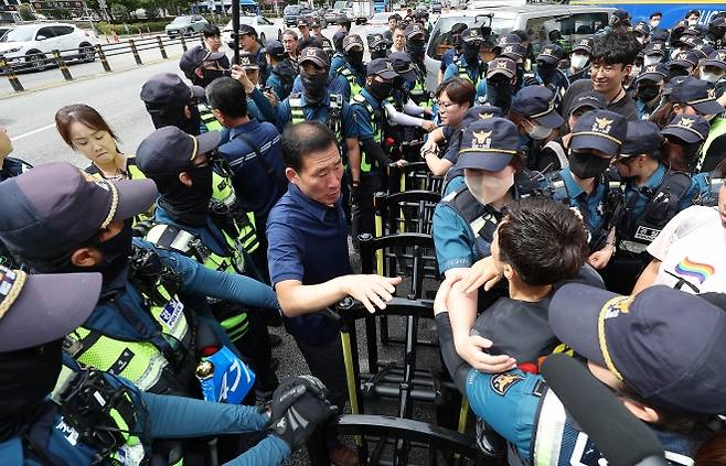 대구퀴어문화축제, 집회장소 범위 놓고 대치 - 지난해 9월 28일 대구 중구 반월당사거리인근 달구벌대로에서 ‘제16회 대구퀴어문화축제’개최를 앞두고 퀴어축제조직위원회 측과 경찰이 집회 장소 범위를 두고 대치하고 있다. 2024.9.28. 연합뉴스