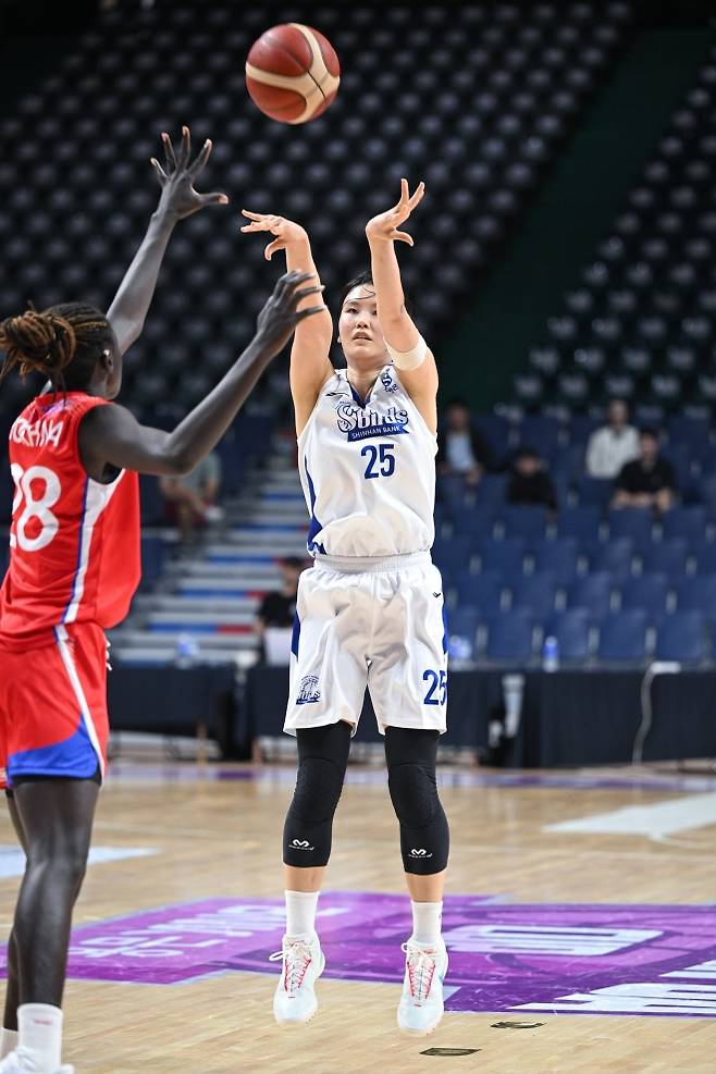 인천 신한은행 미마 루이가 31일 부산 사직체육관에서 열린 2025 박신자컵 조별리그 B조 덴소 아이리스와의 첫 경기에서 슛하고 있다. WKBL 제공