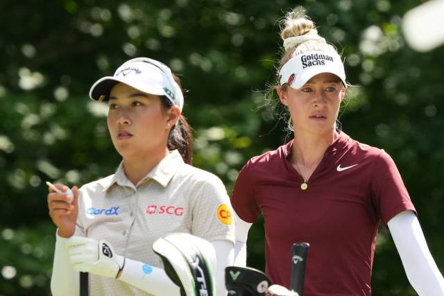3라운드에서 동반 라운드를 하고 있는 세계 1위 지노 티띠꾼(왼쪽)과 세계 2위 넬리 코르다. 사진 제공=AFP연합뉴스