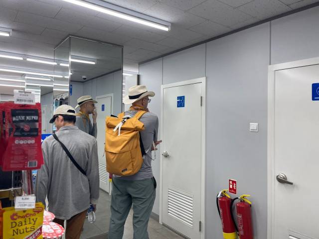 편의점에서 한 관광객이 화장실을 이용하기 위해 줄서있다. 송이라 기자