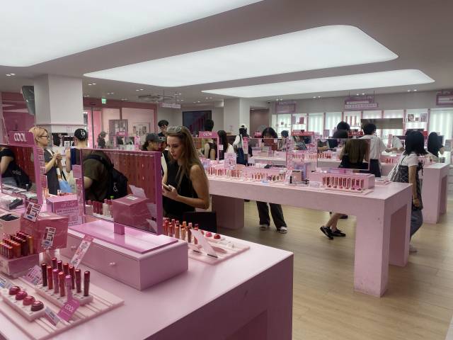 외국인 관광객들이 지난달 27일 서울 성수동 롬앤 플래그십스토어 '롬앤 핑크 오피스'에서 틴트, 치크 등 다양한 뷰티 제품을 구경하고 있다. 김남명 기자