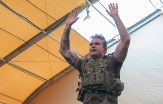 피트 헤그세스 미 국방부 장관의 팔뚝에 새겨진 아랍어 문신. 뉴스1