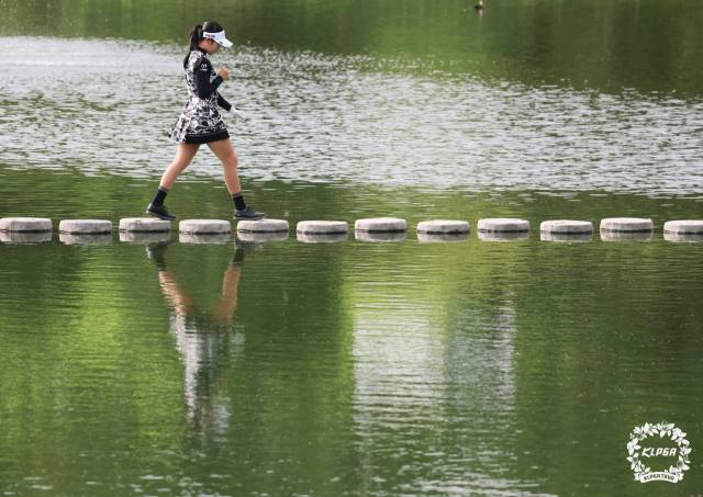 다음 홀로 이동하고 있는 유현조. 사진 제공=KLPGA