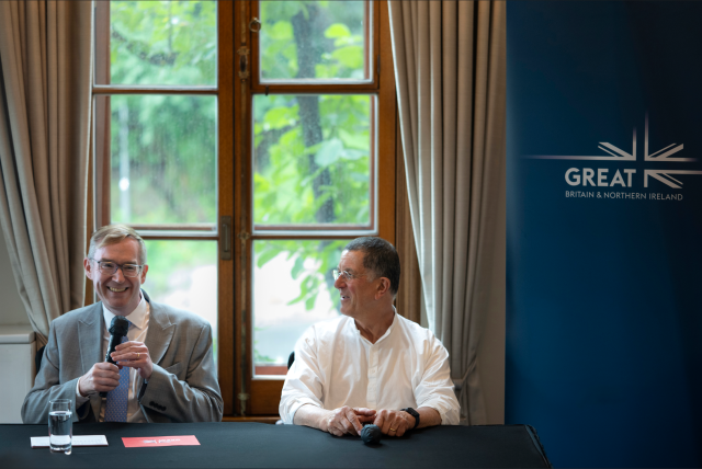 콜린 크룩스(왼쪽) 주한영국대사와 앤터니 곰리가 29일 서울 중구 주한영국대사관 대사 관저에서 기자간담회를 하고 있다. 사진 제공=주한영국대사관