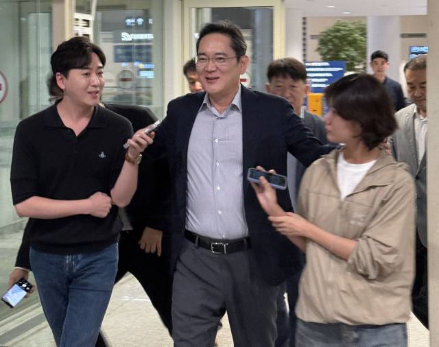 1주일간의 한미 정상회담 경제사절단 동행 일정을 마친 이재용 삼성전자 회장이 31일 인천공항 제2여객터미널을 통해 입국하며 취재진의 질문에 답변하고 있다. 연합뉴스