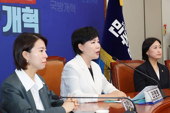 31일 서울 여의도 국회에서 더불어민주당 3대특검 종합대응특위 총괄위원장 전현희 최고위원(가운데)이 기자회견을 하고 있다. ⓒ연합뉴스