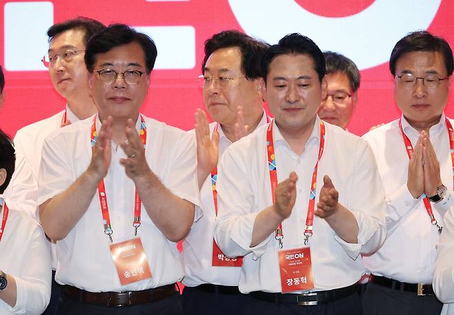 지난 29일 인천국제공항공사 항공교육원에서 열린 2025 국민의힘 국회의원 연찬회에서 장동혁 대표, 송언석 원내대표 등 의원들이 결의문을 발표한 뒤 박수치고 있다. ⓒ연합뉴스